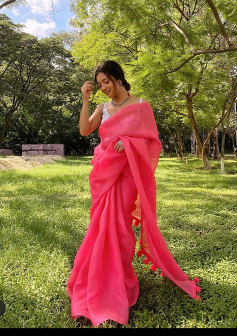 Asthetic Saree Pic, Saree Asthetic Poses, Poses With Saree For Instagram, Trendy Sarees For Farewell, Pose In Saree, Trending Saree, Sarees For Girls, Saree Wearing Styles, Simple Saree Designs