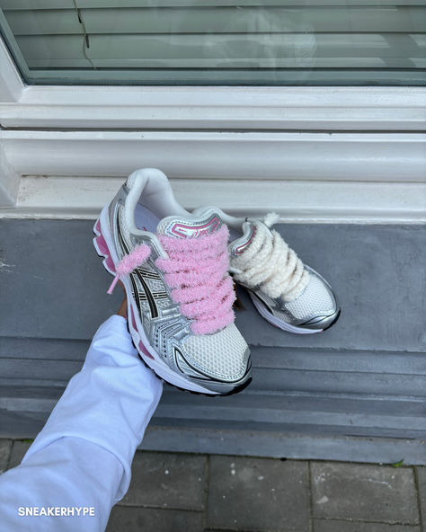 Asics Kayano 14 Pink with fluffy laces Pink Asics Outfit, Shoes With Big Laces, Asics Aesthetic, Asics Kayano, Pink Asics, Luxurious Shoes, Dude Clothes, Nike Zoom Vomero 5, Nike Vomero