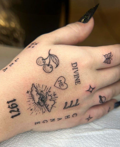 Tato Grunge, Tato Minimal, Tato Jari, Pola Tato, Tato Henna, Hand And Finger Tattoos, Pretty Hand Tattoos, Medusa Tattoo, Small Hand Tattoos