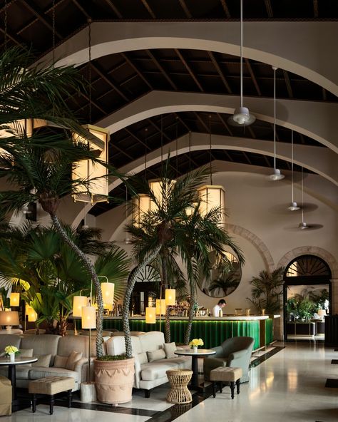 Four Seasons Miami, Four Seasons Surf Club, Coastal Hotel, Miami Aesthetic, Chatham Bars Inn, Le Sirenuse, Built In Banquette, Ipe Wood, Driftwood Beach