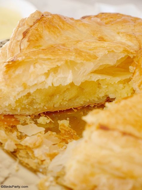 Loaf Desserts, Frangipane Recipe, Cream Cheese Squares, Pastry Squares, Puffed Pastry, Cheese Squares, Strawberry Brownies, Square Recipes, Crescent Roll Dough