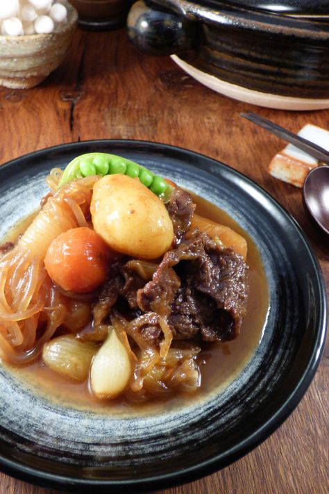 Nikujaga Recipe, Beef And Potato Stew, Japanese Beef, Potato Stew, Beef And Potatoes, Beef Stew Recipe, Japanese Cooking, Japanese People, Japanese Dishes