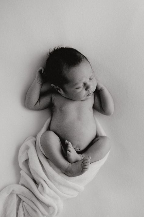 A beautifully relaxed session with little 11 day old Leila. Leila slept like a dream on my newborn posing beanbag before we got some gorgeous intimate shots with her mama and papa. Newborn Photography Aesthetic, Newborn Simple Photography, Newborn Photography Inspiration, Modern Newborn Photos, Newborn Beanbag Poses, Minimal Newborn Photography, Classic Newborn Photos, Timeless Newborn Photography, Newborn Photography Boy Poses