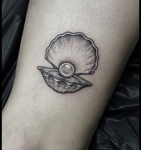 Pearl Tattoo, Seashell Tattoos, Shell Tattoos, Spirit Tattoo, Funky Tattoos, Cool Wrist Tattoos, Bottle Tattoo, Shape Tattoo, Cloud Tattoo