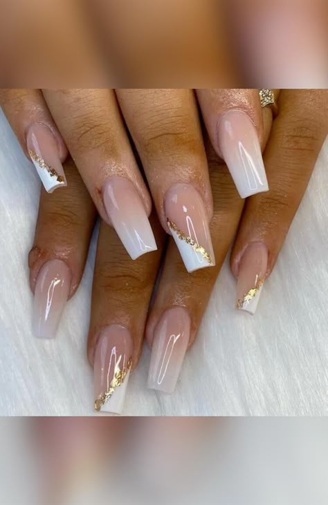 Aprenda 
 • Alongamento de fibra de vidro 
 • Alongamento com gel moldado
 • Gel na tip 
 • Gel na tip transparente 
 • Cascata de glitter 
 • Decoração babyboomer
 • Esmaltação em gel White Tip Acrylic Nails, Nails With Gold, Gold Acrylic Nails, Gold Nail Designs, French Tip Acrylic Nails, Acrylic Nails Coffin Pink, Acrylic Nails Coffin Short, Summer Acrylic Nails, Short Acrylic Nails Designs