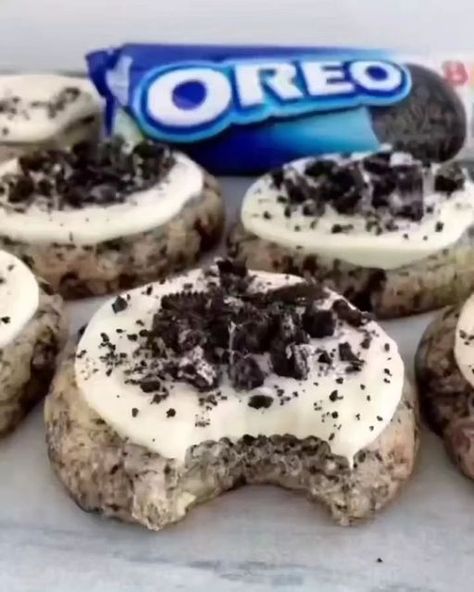 Easy Ramadan Desserts, Mug Cookie Recipes, Oreo Cheese Cake, Babysitting Hacks, Crumble Cookie Recipe, Oreo Cheesecake Cookies, Delicious Deserts, Sweet Dishes Recipes, Oreo Cheesecake