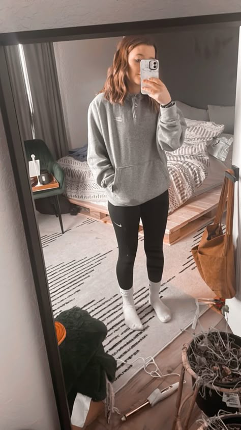 Volleyball Leggings, White Nike Socks, Princesa Zelda, Outfit Leggings, Volleyball Training, Trendy Leggings, Black Leggings Outfit, Cozy Fall Outfits, Cute Gym Outfits