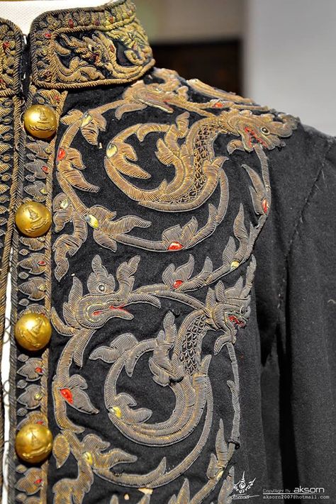 Baroque Embroidery, Merry Widow, Military Looks, Gold Baroque, Beaded Jacket, Pola Sulam, Gold Work, Gold Embroidery, Antique Textiles