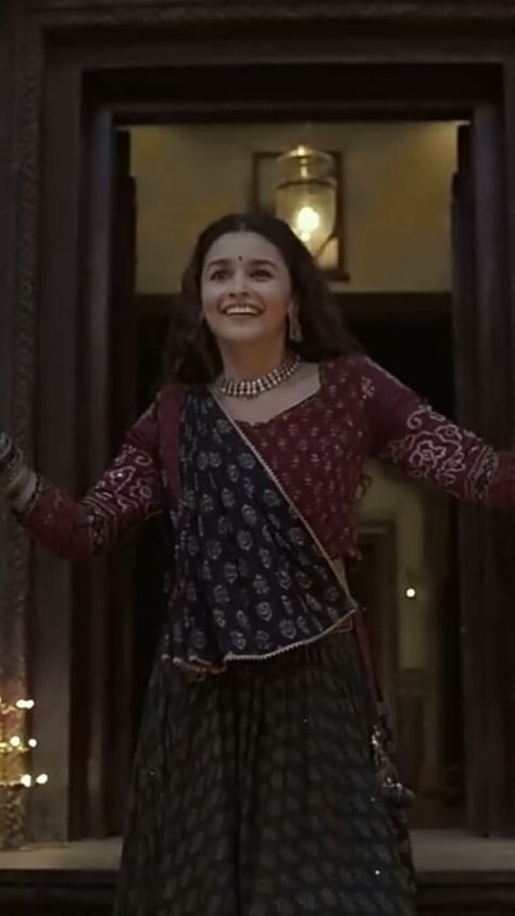 Gangu Bai, Leela Movie, Gangubai Kathiawadi, Bollywood Theme Party, Bollywood Theme, Kutch Work Designs, Sanjay Leela Bhansali, Fashion Design Dress, Alia Bhatt