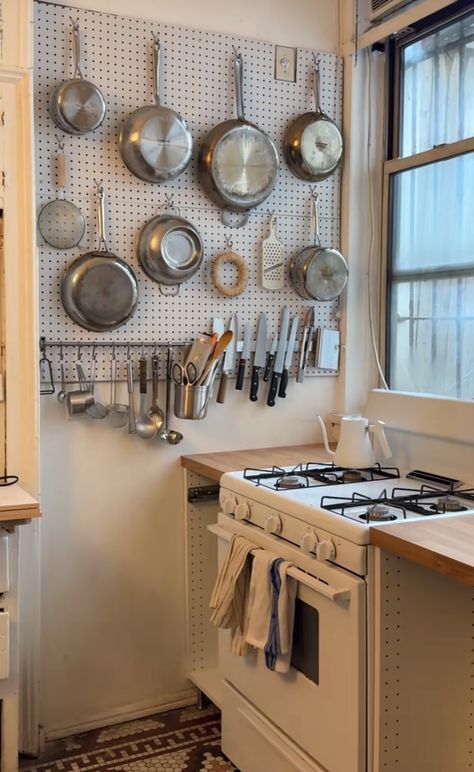 Home Cook Kitchen, Kitchen Peg Boards, Small Organized Kitchen Ideas, Kitchen Pan Rack, Mug Pegboard, Pegboard For Kitchen, Peg Board Pots And Pans, Kitchen Pot Storage, Peg Wall Kitchen