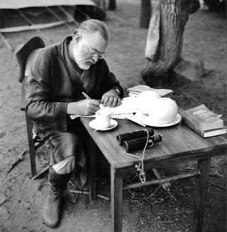 Ernest Hemingway, in Kenya, in 1952. Celebrities Drinking Coffee, Celebrities Drinking, People Drinking Coffee, People Drinking, Serge Gainsbourg, Writers And Poets, Writers Write, American Literature, Tea Drinkers