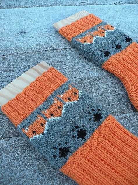 adorable knitted fox socks Fox Socks Knitting Pattern, Colorwork Socks, Knit Fox, Fox Socks, Fiber Crafts, Knit Ideas, Sock Knitting, Mini Crochet, Crochet Quilt