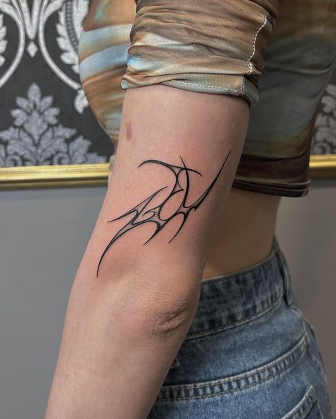 Y2k Rib Tattoo, Outside Elbow Tattoo, Neo Tribalism Tattoo Arm, Neo Tribalism Tattoo Design, Modern Tribalism Tattoo, Neo Tribalism Tattoo Back, Neotribal Tattoo Design Arm, Tricep Tattoos Women, Tricep Tattoo Men