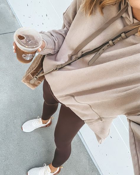 Healthy Fall Starbucks Drinks to Order | Cella Jane Brown Leggings Outfit, Outfits Leggins, Cella Jane, Look Legging, Brown Leggings, Leggings Outfit, Starbucks Drinks, Winter Looks, Mom Style