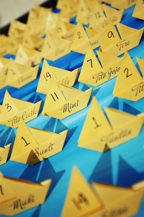 Escort cards: Origami sailboats personally folded by the bride were placed on monochromatic blue-painted canvas. Nautical Centerpieces, Creative Seating Cards, Wedding Table Decorations Blue, Bayside Wedding, Origami Sailboat, Origami Boats, Origami Wedding Invitations, Seaside Party, Origami Table