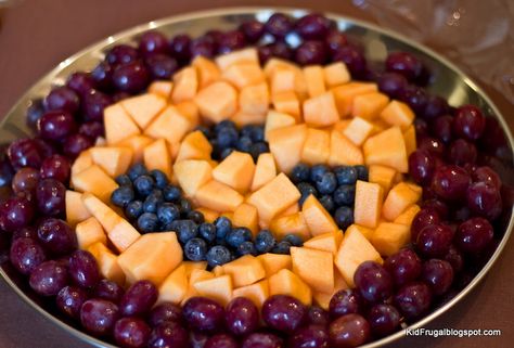 Halloween Platters, Halloween Fruit Tray, Halloween Appetizers For Adults, Fruit Tray Designs, Shaped Fruit, Fruit Platter Designs, Halloween Fruit, Pumpkin Festival, Spooky Food