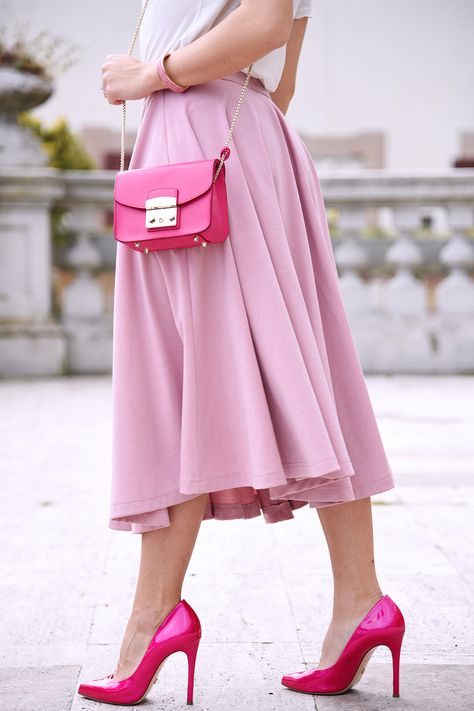 Shabby Apple pink skirt, old school swallows tee, Sergio Levantesi pumps and Furla Metropolis mini bag - Today on my #fashionblog www.it-girl.it #fashion #look #outfit #shabbyapple #showyourshabby #style Pink Prada Bag, Pink Bags Outfit, Furla Metropolis Mini, Furla Metropolis, Furla Bags, Women's Fashion, Burgundy Fashion, Look Rose, Handbag Outfit