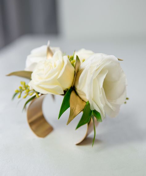 Corsage For Gold Dress, Homecoming Flowers Wrist Corsage, Homecoming Corsage Ideas, Homecoming Corsage And Boutonniere, Gold Corsage Prom, Simple Corsage, Cuff Corsage, Corsage Cuff, Boutonnière Ideas