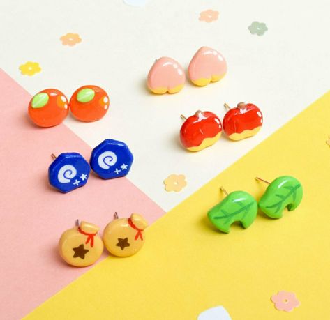 Animal Crossing Pins, Animal Crossing Earrings, Animal Crossing Polymer Clay, Animal Crossing Clay Ideas, Animal Crossing Gift Ideas, Animal Crossing Accessories, Clay Animal Crossing, Clay Pins Diy, Animal Crossing Crafts