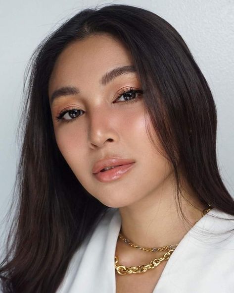 Nadine Lustre Makeup, Graduation Look Makeup, Filipino Makeup, Thick Eyebrow Shapes, Tan Skin Makeup, Asian Wedding Makeup, Classy Makeup, Beauty Makeup Photography, Graduation Makeup