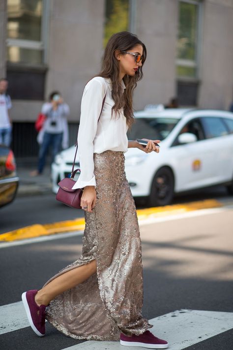 the sneaker and skirt look is glam, and one you can comfortably walk in! Crossing The Street, Mode Tips, Milan Fashion Week Street Style, Milan Street Style, Blazer Outfit, Milano Fashion Week, Looks Street Style, Street Style Chic, Mode Inspo