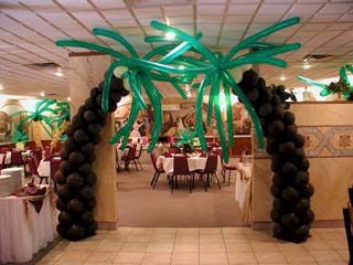 Balloon Palm Tree, Jungle Vines, Balloon Tree, Shower Balloons, Hawaiian Birthday Party, Hawaiian Birthday, Hawaii Party, Hawaiian Theme, Plastic Table