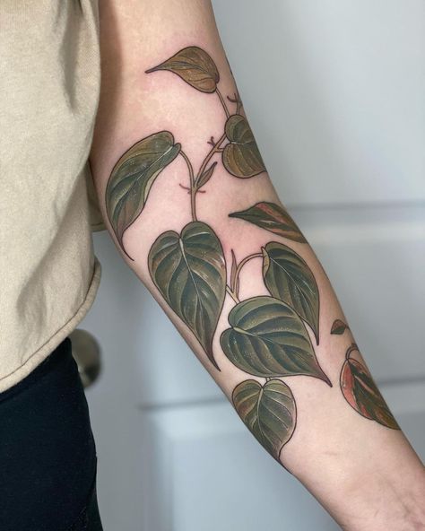 kelsey ellis on Instagram: “Philodendron micans vine for Sarah to continue her house plant sleeve 💕 thanks as always b see you soon🥰😘 Strawberry Shake is healed 💕…” Heart Leaf Philodendron Tattoo, Chest Plant Tattoo, Plant Hand Tattoos For Women, House Plant Sleeve Tattoo, Botanical Tattoo Thigh, Plant Neck Tattoo, Plant Tattoo Thigh, Houseplant Tattoo Sleeve, Plant Hip Tattoo