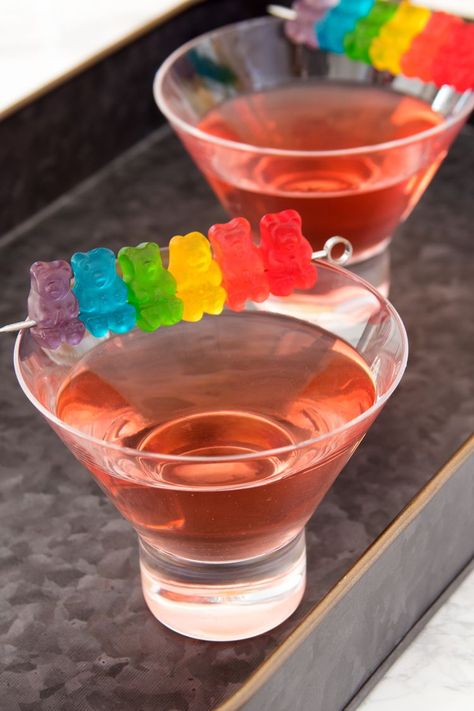 Drink Your Candy With a Gummy Bear Martini Gummy Bear Martini Recipe, Cocktail With Candy, Gummy Bear Mocktails, Bear Themed Cocktails, Candy Garnish Cocktails, Gummy Drink, Candy Cocktail Recipes, Gummy Bear Cocktail, Gummy Bear Martini