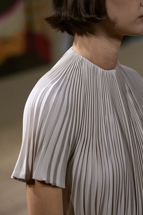 Christian Dior Spring 2022 Couture Fashion Show | Vogue Pleats Fashion, 2022 Couture, Runway Details, Christian Dior Couture, Couture Details, Dior Couture, Pleated Fabric, Collar Designs, Couture Collection