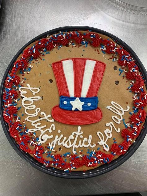 July 4th Cake Decorating, Red White And Blue Cookie Cake, 4th Of July Message Cookies, Patriotic Cookie Cake, Fourth Of July Cookie Cake, 4th Of July Cake Ideas, Patriotic Cake Decorating, 4th Of July Cakes, Colossal Cookies