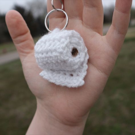 Crochet Gag Gifts, Toilet Paper Crochet, Paper Keychain, Craft Nook, Gag Gifts Christmas, Crochet Fun, Mini Crochet, Crochet Keychain, Handmade Charms