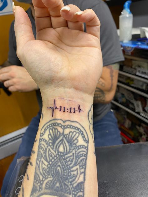 At 11:11 your supposed to make a wish 11 11 Make A Wish, Tatuaje A Color, Memorial Tattoo, Small Tattoo, Make A Wish, 11 11, Small Tattoos, Flower Tattoo, Tatting