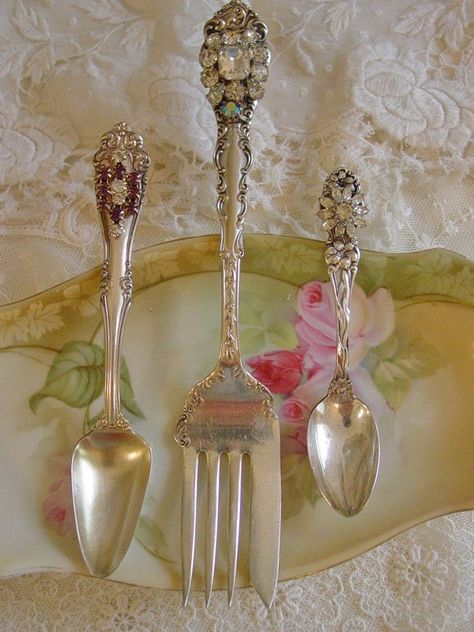 from Vintagedragonfly Mosaics... Silverware Aesthetic, Pastel Kitchen, Dishware Sets, Silverware Art, Altered Bottles, Forks And Spoons, Vintage Plates, Vintage Crafts, Dinner Sets