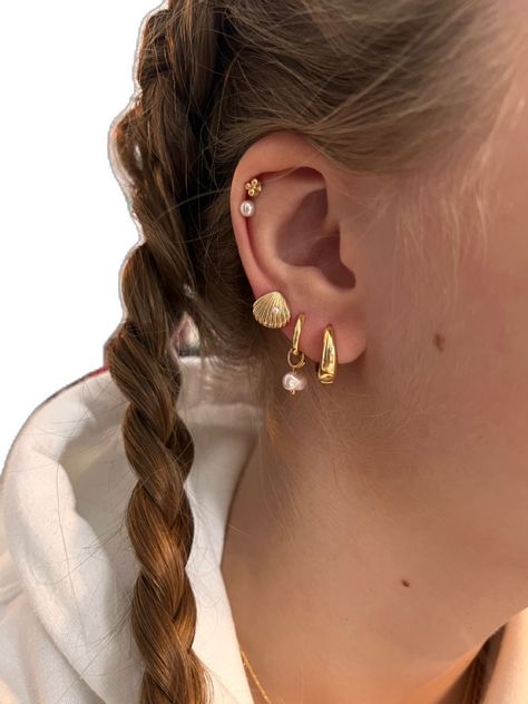 How To Style Pearl Earrings, Pearl Beach Jewelry, Earrings Stack Aesthetic, Beach Ear Piercings, Beachy Ear Piercings, Layered Earrings Aesthetic, Beachy Earrings Aesthetic, 2 Helix Piercings Stacked, Beachy Piercings