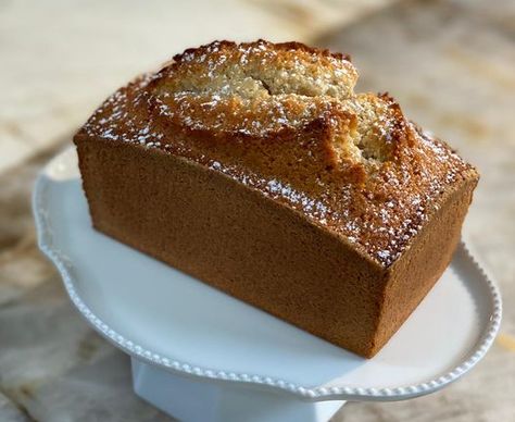 Vendredi 2 octobre dans Tous en cuisine sur M6, Cyril Lignac a une fois encore donné matière à émoustiller nos papilles en nous livrant sa recette du...financier aux noisettes ; un dessert plus que jamais gourmand et croquant. Potica Bread Recipe, Financier Cake, Travel Cake, French Dishes, Cake Factory, Pastry Desserts, Tea Cakes, Mini Cakes, Coffee Cake