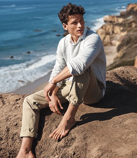 Beach Male Photoshoot, Beach Portraits Men, Sea Poses, Island Photoshoot, Look Good In Photos, Men Pose, Photo Men, Mens Beach Style, Senior Photos Boys