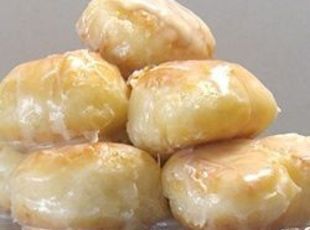 OMG!!! This is a must try for sure, the hole is better than the donut(; Homemade Krispy Kremes Donut Holes Recipe Cronut, Copykat Recipes, Hash Browns, Krispy Kreme, Donut Recipes, Creme Brulee, Baklava, Restaurant Recipes, Copycat Recipes