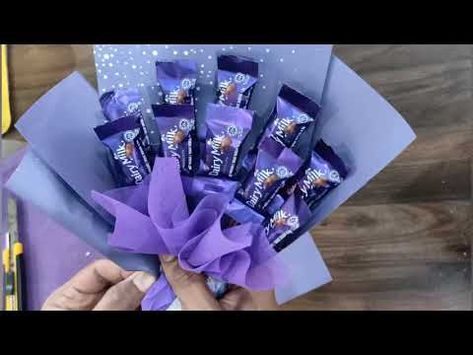 Mini Chocolate Bouquet Tutorial, Mini Chocolate Bouquet Diy, Chocolate Bukey Ideas, Diy Snack Bouquet, How To Make Mini Bouquet, Candy And Flower Bouquet, Mini Snack Bouquet, Handmade Chocolate Bouquet Ideas, Snacks Hamper Ideas