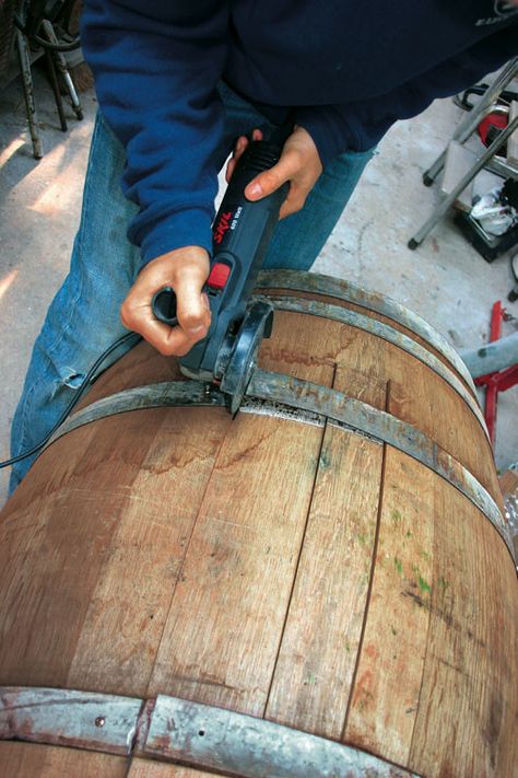 Réaliser un bar tonneau Repurposed Barrels, Tonneau Bar, Wine Barrel Diy, Décoration Diy, Wine Barrel Crafts, Barrels Diy, Diy Garage Bar, Handmade Furniture Design, Whiskey Barrel Furniture