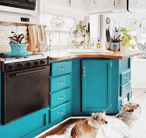 3 amazing boho chic camper renovations you have to see to believe Interior Catalogue, Farmhouse Rv, Rv Kitchen Remodel, Turquoise Cabinets, Best Camper, Camper Remodeling, Diy Camper Remodel, Bus House, Rv Kitchen