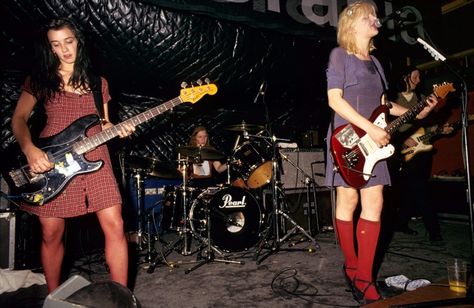 Kristen Pfaff, Riot Grrrl Fashion, Melissa Auf Der Maur, Courtney Love Hole, Female Drummer, Grunge Looks, Meg White, Robert Johnson, Celebrity Skin