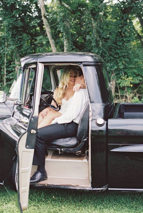 Engagement Photos Pick Up Truck, Pickup Truck Wedding Photos, Classic Truck Engagement Photos, Vintage Truck Engagement Pictures, Photos With Old Truck, Old Truck Engagement Pictures, Truck Wedding Pictures, Old Truck Photo Shoot, Truck Engagement Pictures