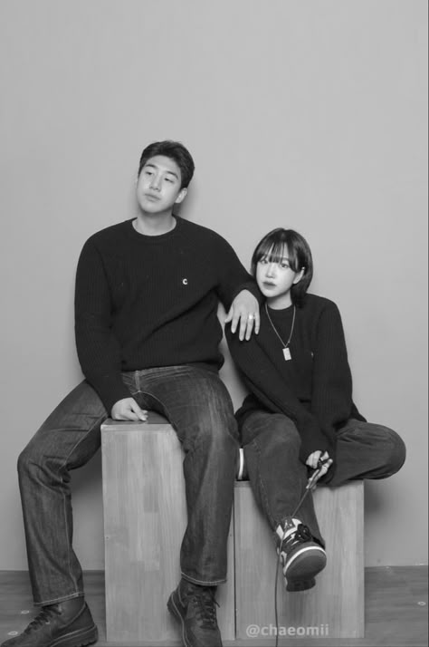 Couple Posing Ideas Studio, Couple Studio Photoshoot Ideas Simple, Foto Studio Couple Casual, Korean Photoshoot, Perfect Boyfriend Quotes, Studio Photoshoot Ideas, Black And White Couples, Wedding Photo Studio, Studio Poses