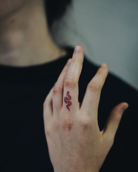 Snake Finger Tattoo, Complex Tattoos, Handpoke Tattoo Ideas, Tattoo Designs Symbols, Wedding Rings For Couples, Small Tattoos For Women, Small Finger Tattoos, Finger Tattoo For Women, Finger Tattoo Designs