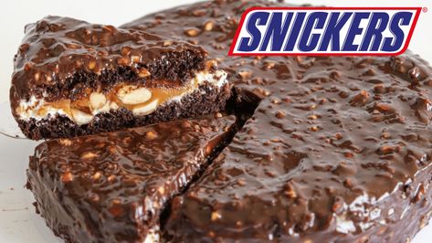 Snicker Cake, Snickers Cake Recipe, Butterbeer Cake, No Bake Chocolate Cake, Cheesecake Desserts Recipes, Snickers Cake, Buttercream Icing Recipe, Chocolate Caramel Pretzels, Soft Pretzel Recipe