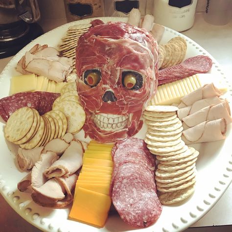 Prosciutto Skull, Scary Halloween Food, Halloween Potluck, 30th Bday Party, Halloween Food Appetizers, Halloween Party Dinner, Halloween Dinner, Dessert Dips, Cheese Plate