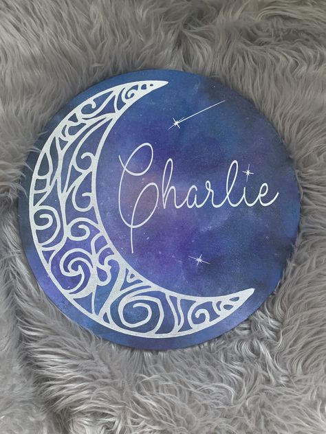 Painting Ideas On Round Wood, Name Painted Rocks, Circle Wood Painting Ideas, Moon Painting Aesthetic, Round Canvas Painting Ideas Easy, Birthday Rocks, Cd Wall, Plate Painting, Cd Diy