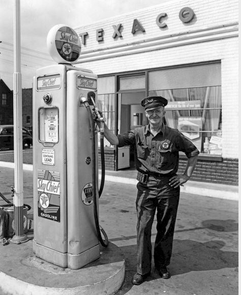 Bud Taylor Texaco - Indiana 1940's Texaco Vintage, Old Gas Pumps, Vintage Gas Pumps, Pompe A Essence, Gas Service, Station Service, Old Garage, Old Gas Stations, Gas Pump