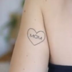 Mom Heart Tattoo Simple, Mia Sayoko Tattoos, Heart Mom Tattoo, Mia Stammer, Boss Tattoo, Mom Heart Tattoo, Mom Tattoo, Cute Tattoo, Tattoo Flash Art