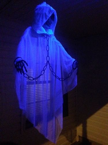 excellent translucent ghost by Halloween Forum member Bigameman Floating Ghost, Floating Ghosts, Halloween Costumes Diy Couples, Cheap Diy Halloween Decorations, Halloween Diy Outdoor, Halloween Forum, Halloween Props Diy, Creepy Halloween Decorations, Ghost Costume